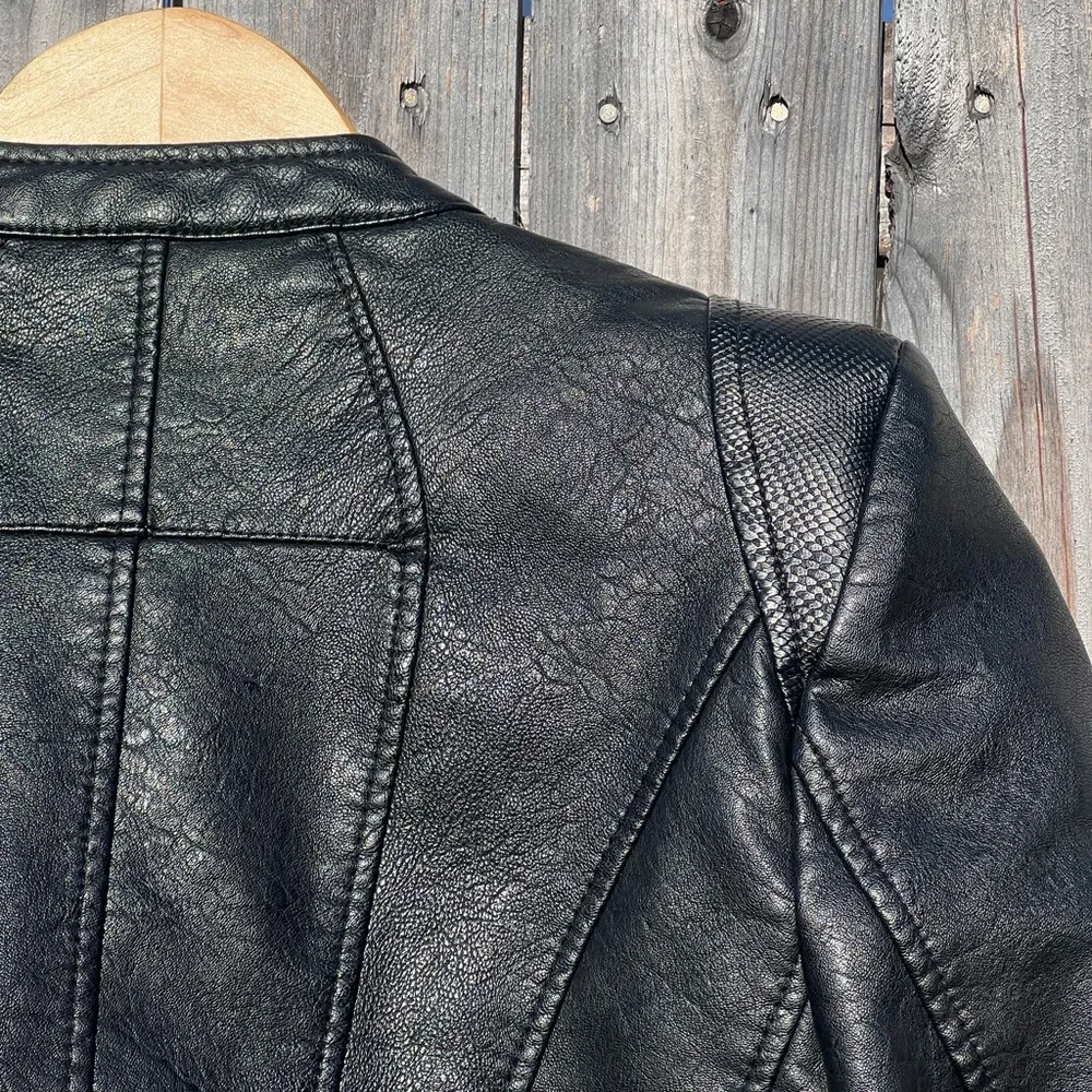 Elegant Black Leather Jacket - Picture 14 of 16